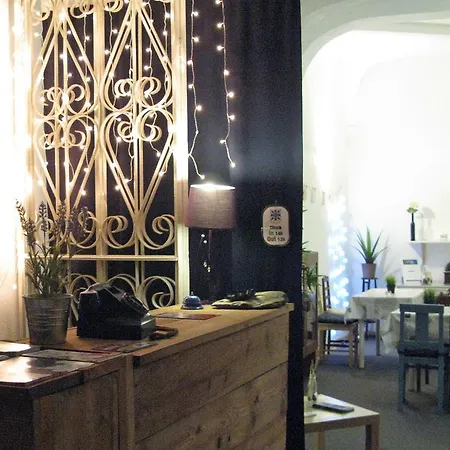 旅馆 Johnie's Place & Suites