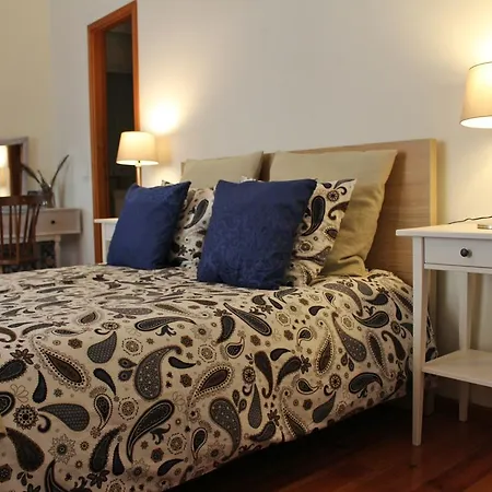 بيت شباب Johnie's Place & Suites *