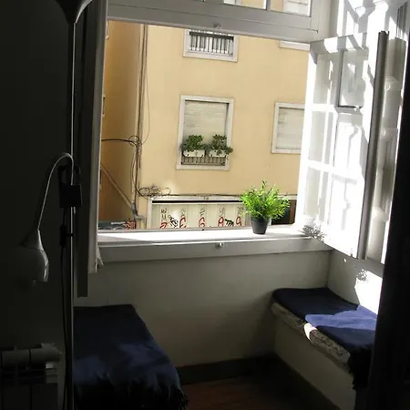 بيت شباب Johnie's Place & Suites *